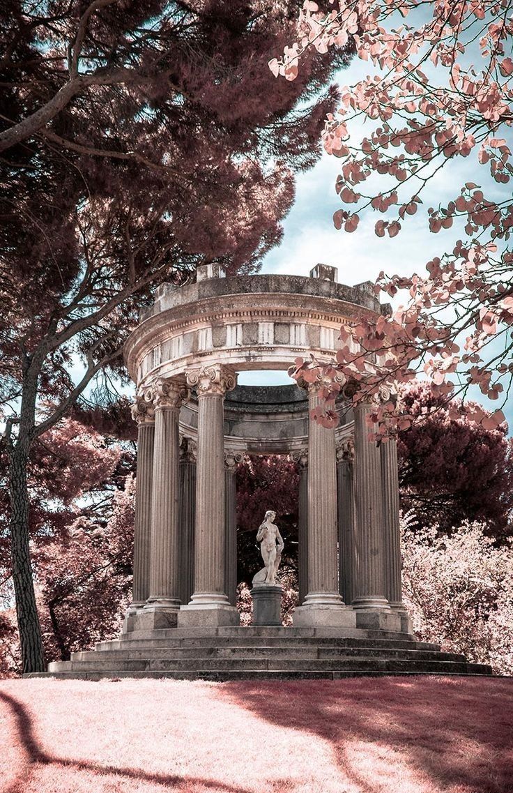 columnas griegas con estatua de afrodita en el centro